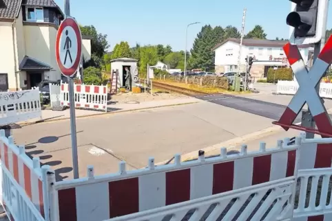 Trotz der jüngsten Aufhebung der Absperrungen – hier am Übergang in der Kirkeler Straße – könnten für diese Woche noch einige Re