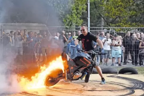 Die Burnout-Crew des Motorradclubs Lustadt und die Gäste des Clubs feiern das Vereinsjubiläum auf dem Handkeesplatz im Maiblumen