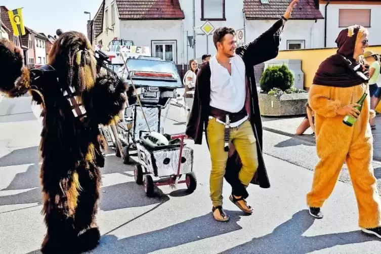 Krieg der Sterne auf Eppsteins Straßen: Die TSV-Fasnachter hatten für den Umzug noch einmal ihre Star-Wars-Kostüme aus dem Schra