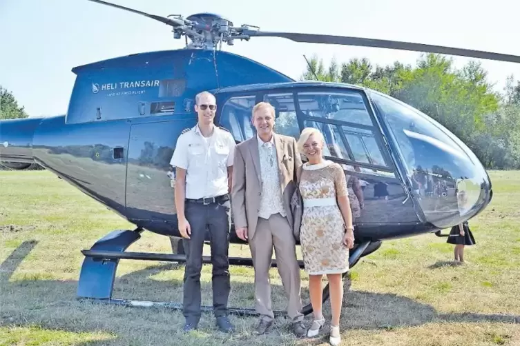 Vor dem Start auf dem Segelfluggelände: Christiane und Rainer Weber mit dem Hubschrauberpiloten von „Heli Air“ (links).