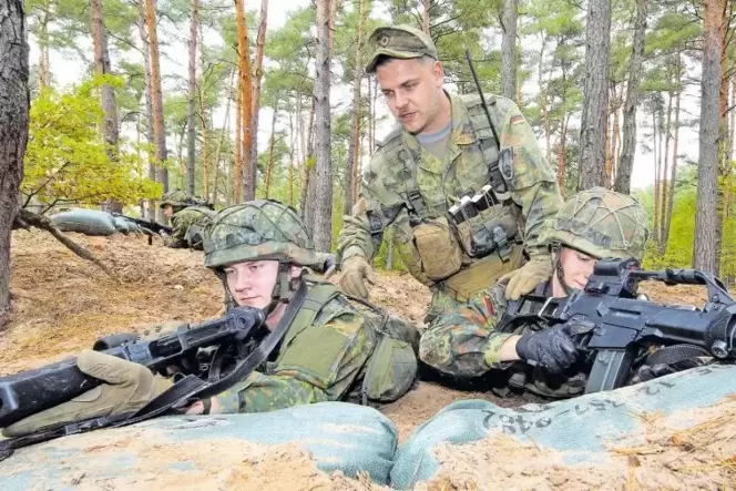 Gibt es weiterhin: Truppenübung in den Sanddünen zwischen Speyer und Dudenhofen. Gibt es weiterhin: Truppenübung in den Sanddünen zwischen Speyer und Dudenhofen.