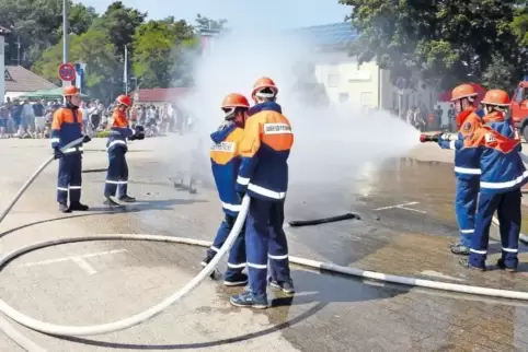 Die Dudenhofener Jugendfeuerwehr in Aktion: Beim Fest am Sonntag zeigten die Kinder und Jugendlichen, was sie schon gelernt habe