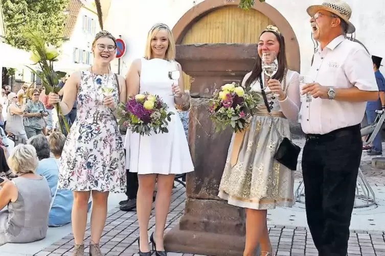 Auf dem neuen Platz mit Brunnen eröffneten die Herxheimer Weinprinzessin Katharina Kaletta, die Pfälzische Weinprinzessin Isabel