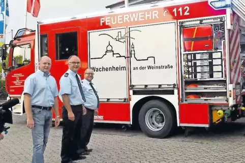 Markus Frenzel von der Firma Lentner, Marco Haag, Leiter der Feuerwehr der Verbandsgemeinde Wachenheim (Mitte) und der stellvert