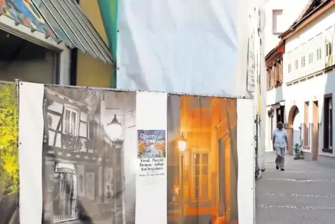 Acht große Stellwände mit Fotografien von Jürgen Meßler und Dirk Wohlrabe sind in der Bad Bergzaberner Innenstadt aufgestellt.