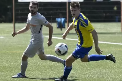 Die Bobenheim-Roxheimer, hier Tim Wiedemann (rechts) mit Vatanspor-Spieler Evren Koc, verpassten es in der zweiten Halbzeit, den