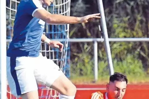 Der Deidesheimer Dominik Lisson (links) scheitert am Haßlocher Keeper Yannik Sahin.