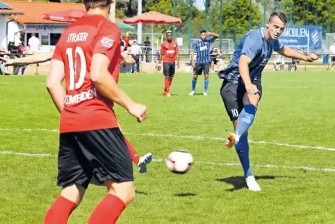 Das 1:0: Milot Berisha (rechts) hat zum 1:0 für den FC Speyer 09 gegen Steinwenden abgezogen.
