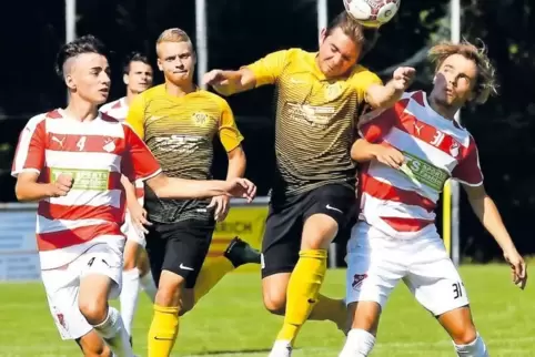 Der Eppenbrunner Maximilian Kochmann (rechts) attackiert hier den Schützen des vierten Hermersberger Treffers, den köpfenden Ex-