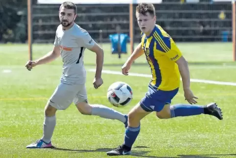 Die Bobenheim-Roxheimer, hier Tim Wiedemann (rechts) mit Vatanspor-Spieler Evren Koc, verpassten es in der zweiten Halbzeit, den