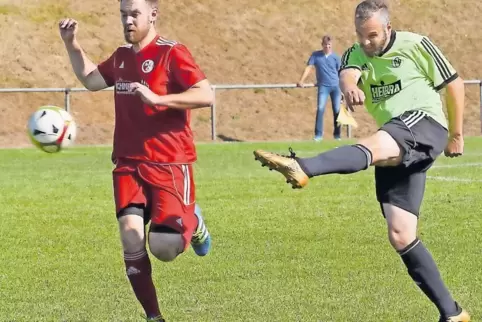 Wieder Pech: Sebastian Göttling (rechts) vom SV Bottenbach hatte im Heimspiel gegen den SC Stambach mehrfach kein Glück mit Dist
