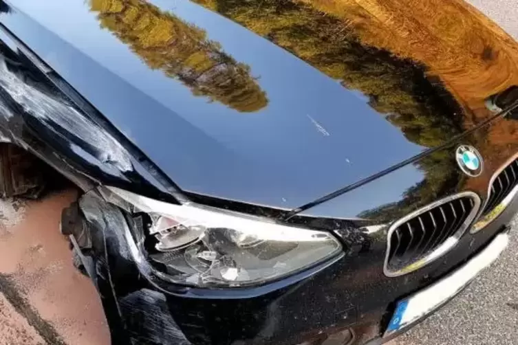 Den Schaden am BMW des Unfallfahrers schätzt die Polizei auf rund 11.000 Euro.  Foto: Polizei/frei