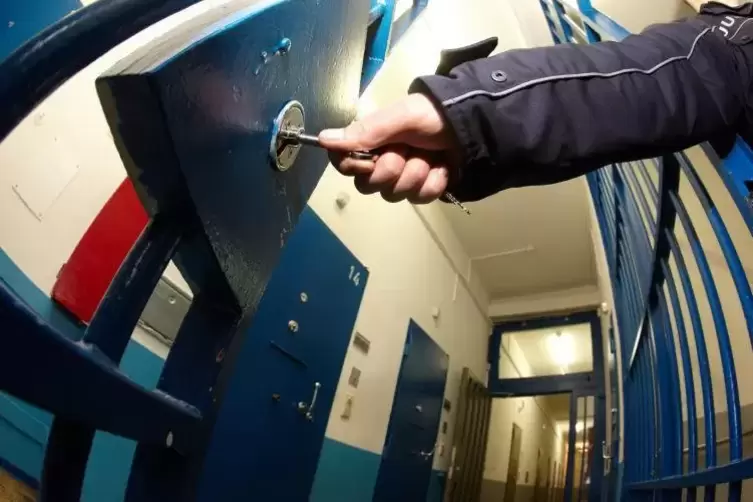 Ein JVA-Beamter aus Rheinland-Pfalz verschließt eine Gittertür in der Justizvollzugsanstalt in Koblenz. 2019/2020 könnte er eini