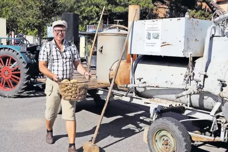 Der &bdquo;Grumbeereeid&auml;mpfer&ldquo; schw&auml;chelte, bis zum n&auml;chsten historischen Fest soll er aber wieder funktionieren.