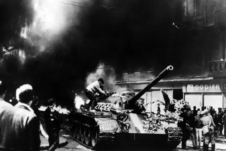 Der Tag, an dem der „Prager Frühling“ starb: ein sowjetischer Panzer und tschechische Demonstranten am 21. August 1968 vor dem R