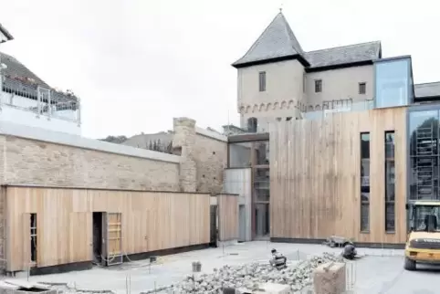 Noch bis kurz vor der Einweihung wurde am Schloss gearbeitet – hier Pflasterarbeiten im Innenhof.