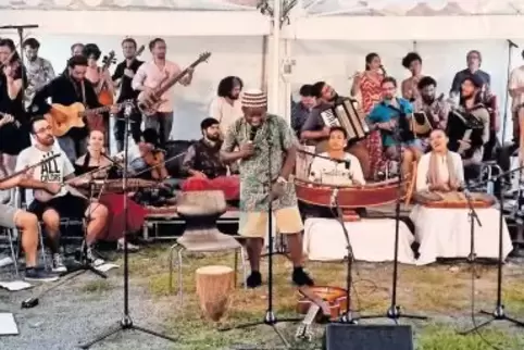 Ein farbenprächtiges Bild: Teilnehmer des sechsten Ethno Camps beim mitreißenden Abschlusskonzert.