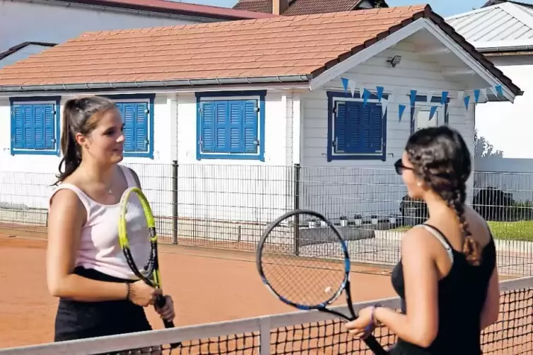 Auch sie freuen mit dem TC über die neue Blockütte (von links): Eva Rückert und Alizée Heiligenstein, die gestern dort Tennis sp