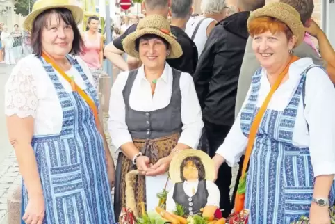 „Grünesputschefraa“ Thea Noll (Mitte) hält mit Elisabeth Meier (links) und Marianne Stephan die Tradition der Rodalber Marktfrau