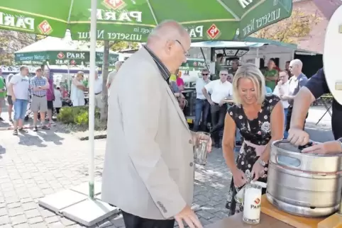 Beifall bekam Landrätin Ganster für ihren gekonnten Fassanstich, Ortschef Roman Mertz assistiert.