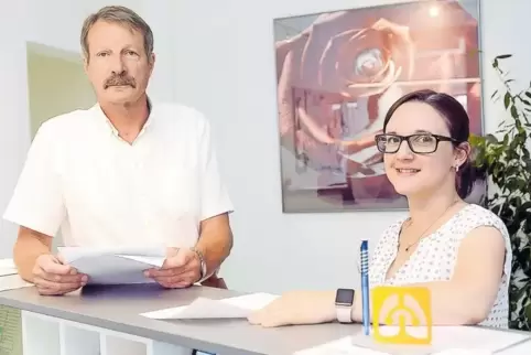 Haben alle Hände voll zu tun: Die Winnweilerer Allgemeinmediziner Dr. Peter Follmann und Dr. Jennifer Demmerle. Die beiden Ärzte