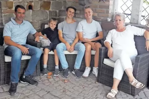 Gastfamilie mit Australier (von links): Vater Andreas Göbel, Aaron, Angus, Kilian, Mutter Christina Koterba-Göbel auf der Verand