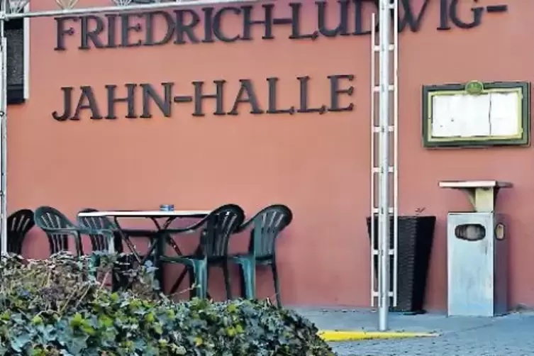 Soll testweise ohne Gastwirt genutzt werden: die Friedrich-Ludwig-Jahn-Halle in Bobenheim.