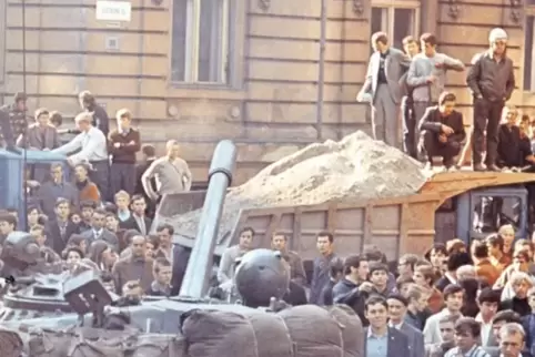 Die Menschen in Prag umringen am ersten Tag der Besetzung die sowjetischen Militärfahrzeuge.