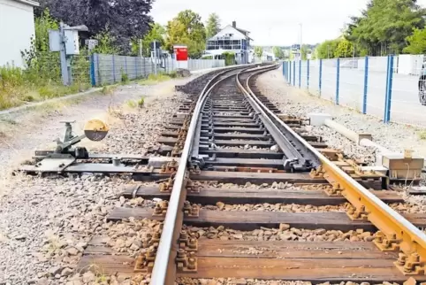 Aus eins mach zwei: Direkt nach der Ampelkreuzung in Ramstein teilen sich die Schienen. Auf Gleis 2 (rechts) fahren die Züge Ric