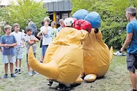 Wo Kängurus boxen: Jobfuxx Thorsten Ellmer (rechts) beaufsichtigt die Kinder, die sich beim Fest der Realschule plus in Ramstein