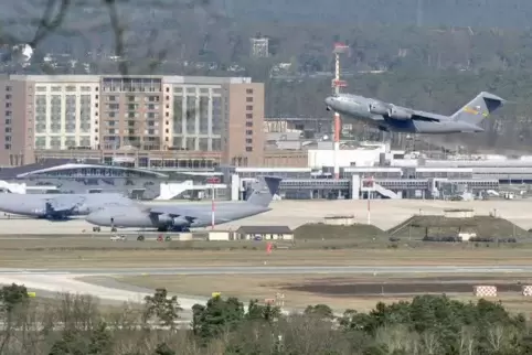 „Auch Flugzeuge der Air Base Ramstein lassen Kerosin ab“, sagt der Linkspolitiker Alexander Ulrich.  Archivfoto: View