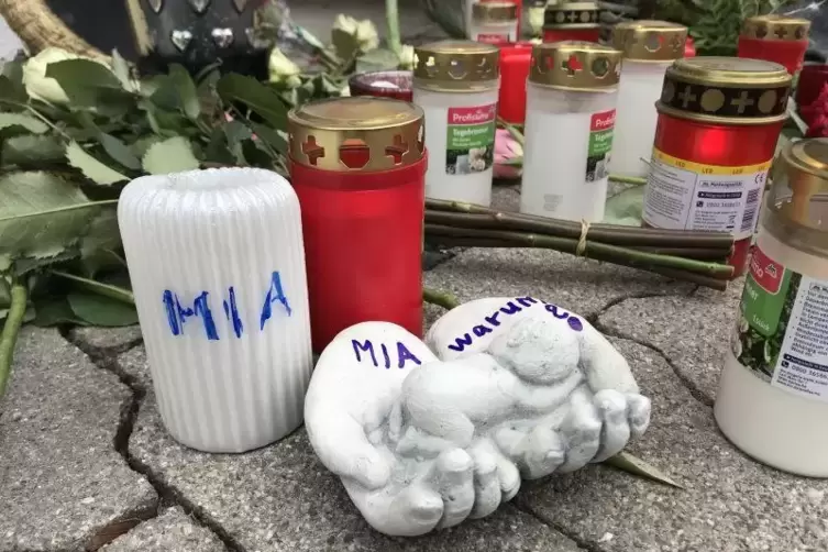 Trauer am Tatort: Mias Ex-Freund Abdul D. erstach die 15-Jährige in einem Kandeler Drogeriemarkt. Am Dienstagnachmittag sagt ihr