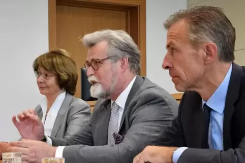 Justizminister Herbert Mertin (Mitte) zu Besuch in Neustadt. Links die Präsidentin des Verwaltungsgerichts Neustadt, Elisabeth F
