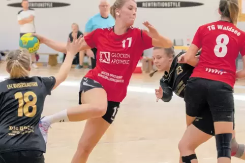 Turnier in Dansenberg: Waldsee mit Lea Eckrich und Mona Keller (von links in Rot) gegen Kaiserslautern.