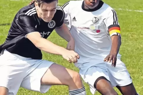 Der Haßlocher Elez Halavac (links) und der Jockgrimer David Husunu gleichauf – der Spielverlauf in der A-Junioren-Landesliga war