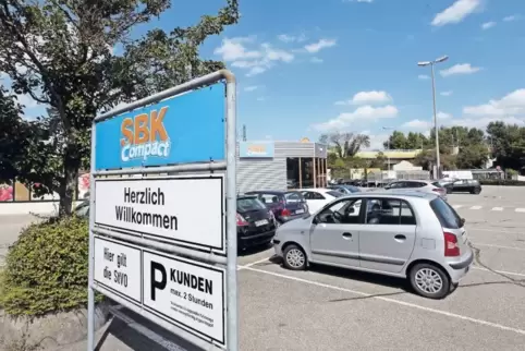 Das Gelände ist in Privatbesitz, das Gebäude gehört Frey & Kissel aus Landau.