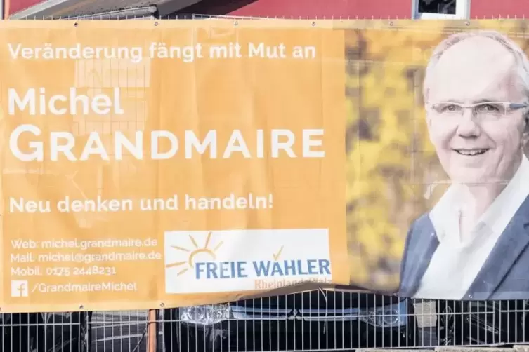 Der Freie-Wähler-Kandidat Michel Grandmaire wirbt mit großen Transparenten. Dagegen verzichtet Kandidat Werner Kaucher gänzlich 