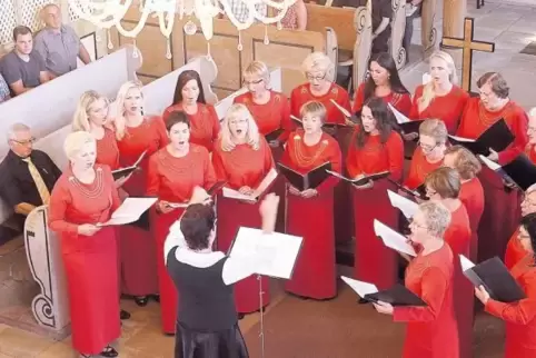 Ganz in Rot: die Sängerinnen des Chors „Lelija“ aus Litauen, angereist zum Freundschaftsbesuch.