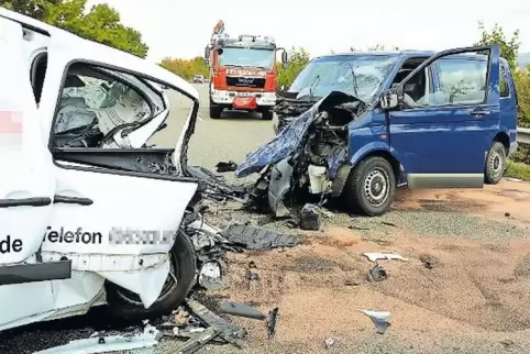 Die Fahrzeuge prallten mit großer Wucht frontal aufeinander.