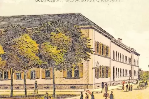 Motiv einer Ansichtskarte aus dem Jahr 1913: das königliche Bezirksamt, dahinter entlang der Königstraße die „Höhere Töchterschu