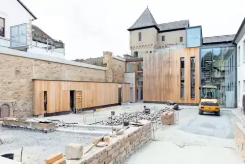 Noch bis kurz vor der Einweihung wurde am Schloss gearbeitet – hier Pflasterarbeiten im Innenhof.