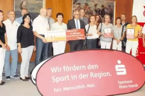 Insgesamt 11.300 Euro hat die Sparkasse Rhein-Haardt an Schulen und Vereine ausgeschüttet.