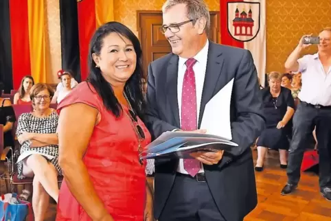 Herzlichen Glückwunsch: Oberbürgermeister Hansjörg Eger (CDU) gratuliert Miryan Kobori Belck aus Brasilien zur Einbürgerung.