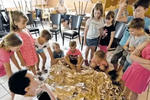Bei dem Kurs zeigte Melanie Kunth (vorne links) den Kindern auch, wie man eine Rettungsdecke richtig benutzt.