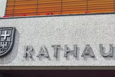 Noch ist an der Verwaltung in der Hauensteiner Schulstraße der Schriftzug „Rathaus“ zu lesen. Nach der Fusion mit dem Dahner Fel
