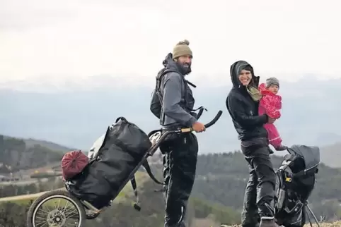 Patrick Allgaier und Gwendolin Weisser mit Sohn Bruno in den Pyrenäen: Szene aus „Weit. Die Geschichte von einem Weg um die Welt