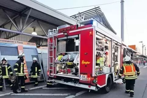 13 Fahrzeuge und 70 Feuerwehrleute sind bei der Übung auf dem Hornbach-Gelände im Einsatz.