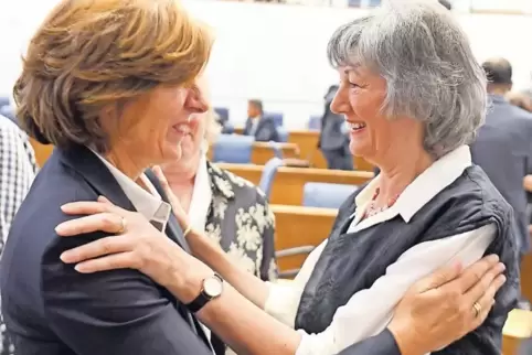 Ministerpräsidentin Malu Dreyer umarmte gestern nach der Gedenkstunde Marliese Witt, die bei der Flugzeugkatastrophe von Ramstei