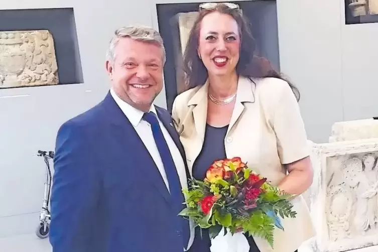 Gratulierte gestern im Landtag Bürgermeisterin Susanne Wimmer-Leonhardt mit Blumen zu ihrer Wahl als künftige Vizepräsidentin de