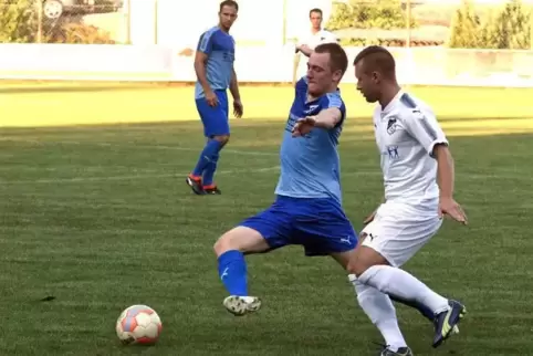 Der Hinterweidenthaler Lukas Barlang (links) behauptet den Ball gegen Fehrbachs Spielertrainer Christian Singer. Foto: Buchholz